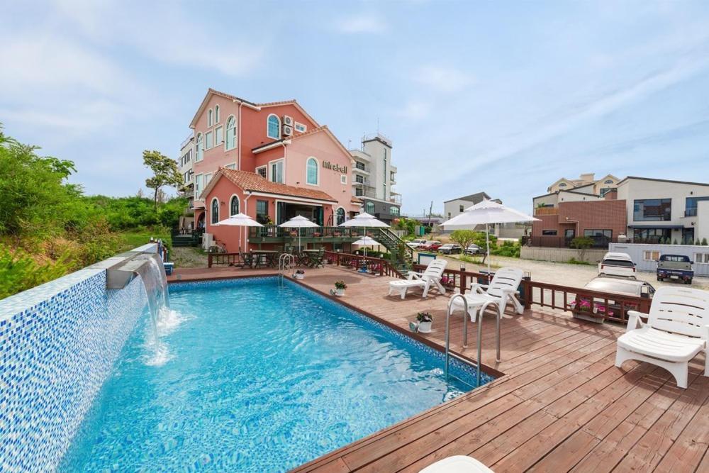 Gangneung Mirabell Spa Pension Екстер'єр фото